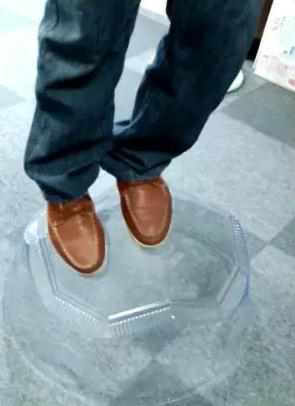 客戶在我司展廳做導(dǎo)光管采光系統(tǒng)采光罩承重體驗(yàn) 客戶在我司展廳做導(dǎo)光管采光系統(tǒng)采光罩承重體驗(yàn)